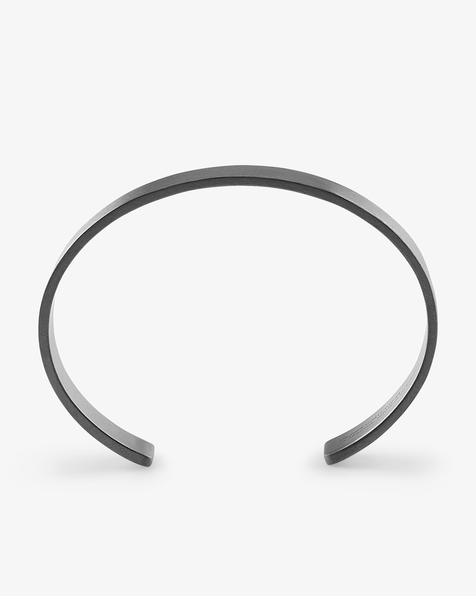 Le gramme 33g brushed black ribbon bracelet