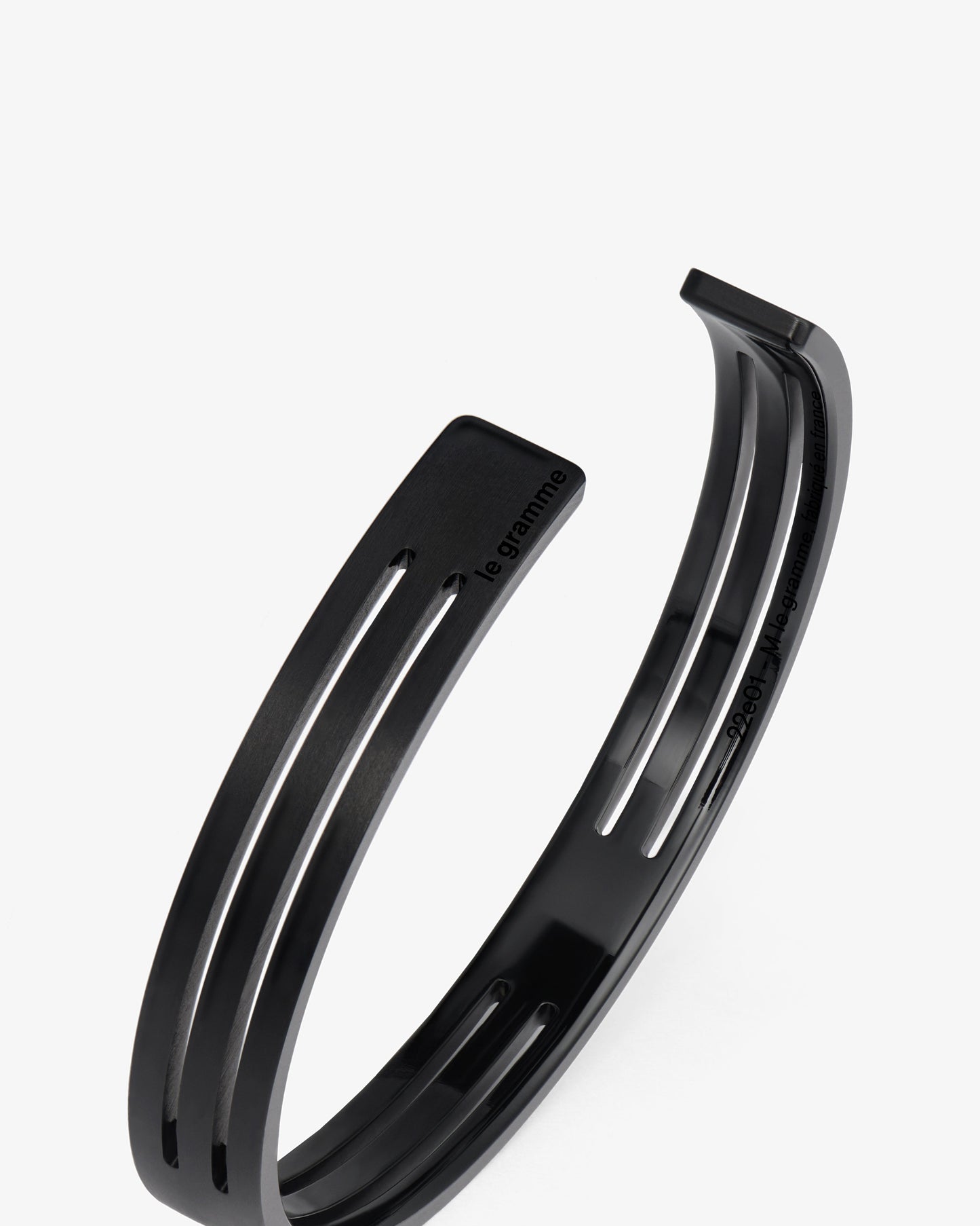 Le gramme 8g dlc titanium punched ribbon bracelet