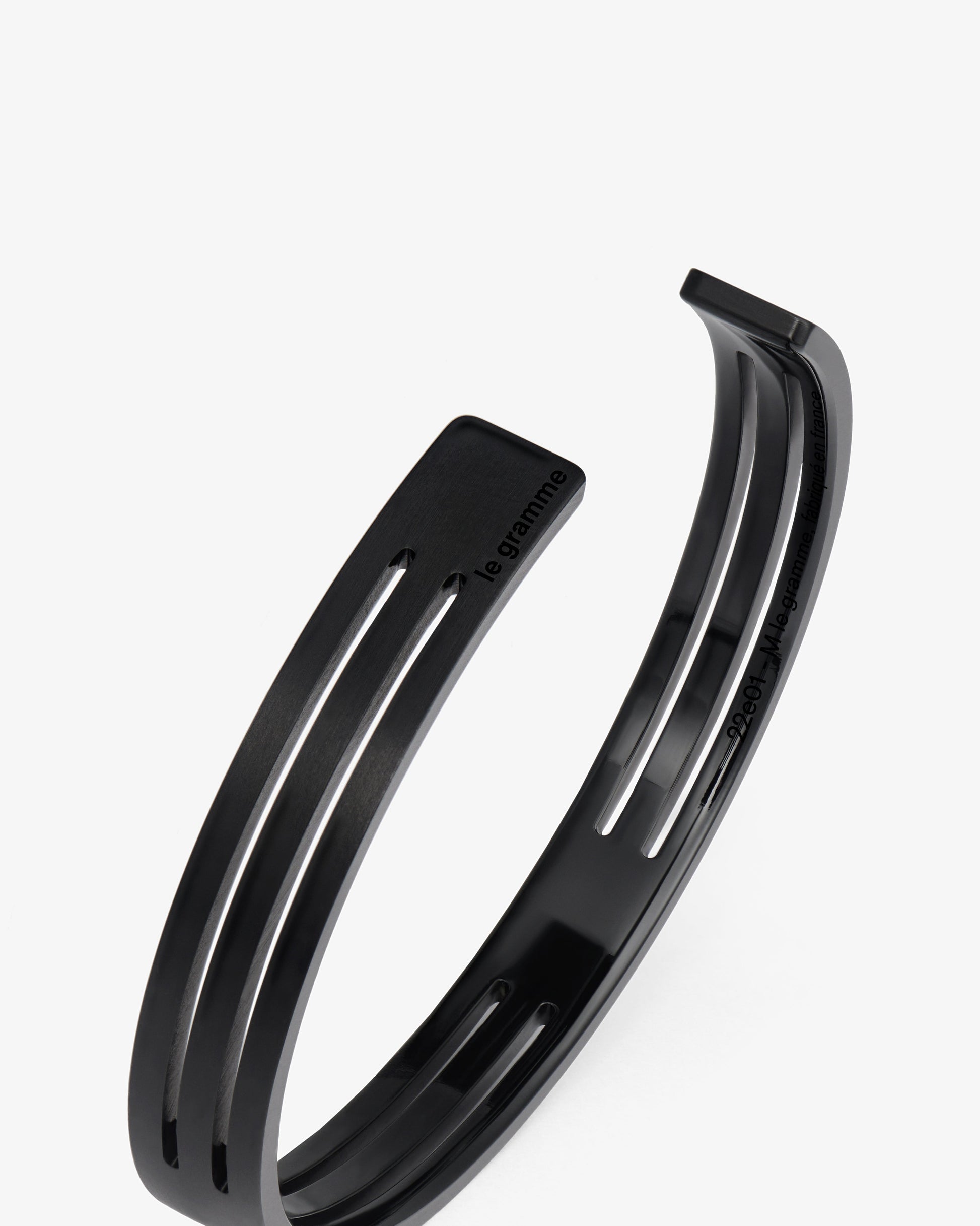 Le gramme 8g dlc titanium punched ribbon bracelet
