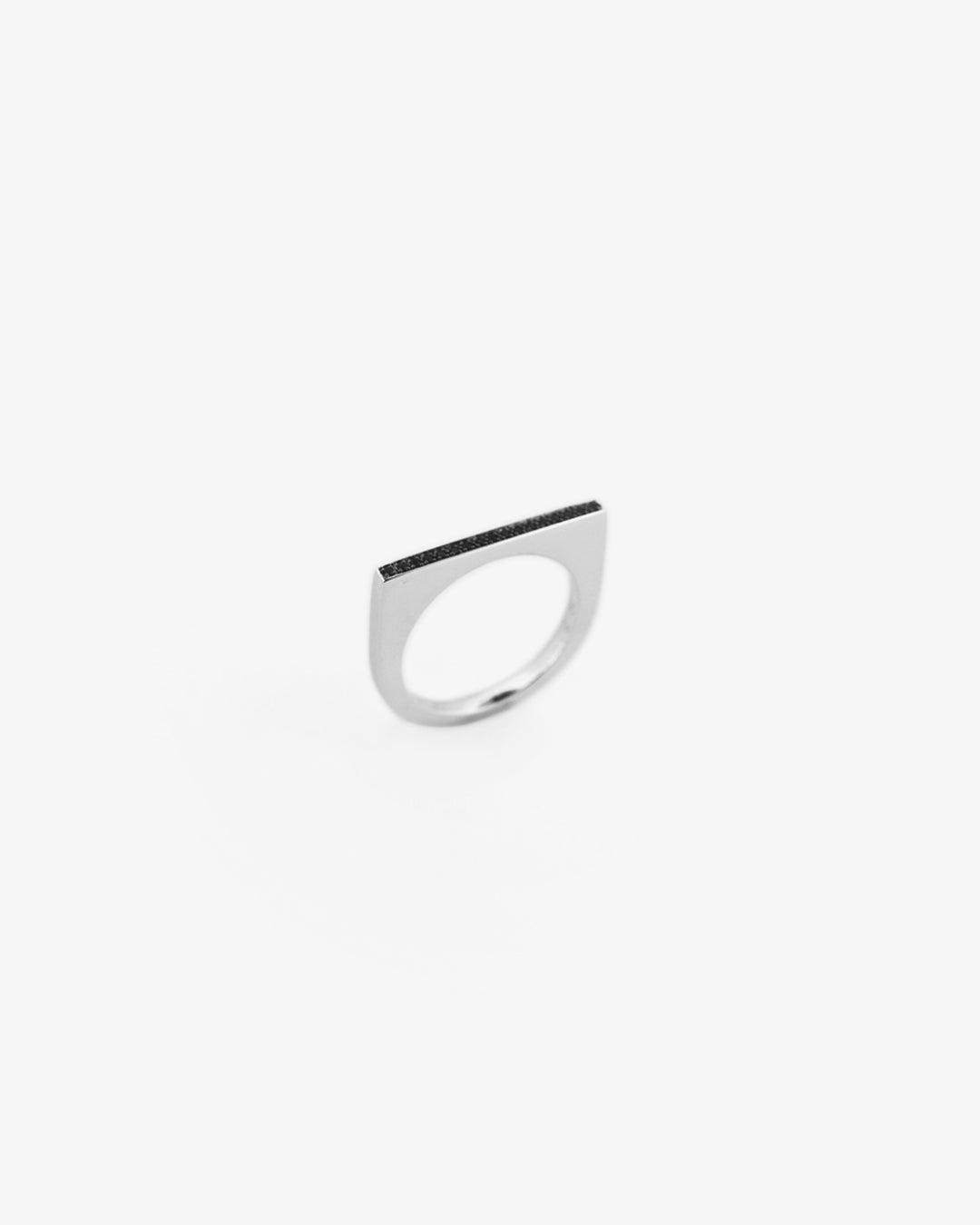 Tom Wood Sleek Ring Top Black Spinel