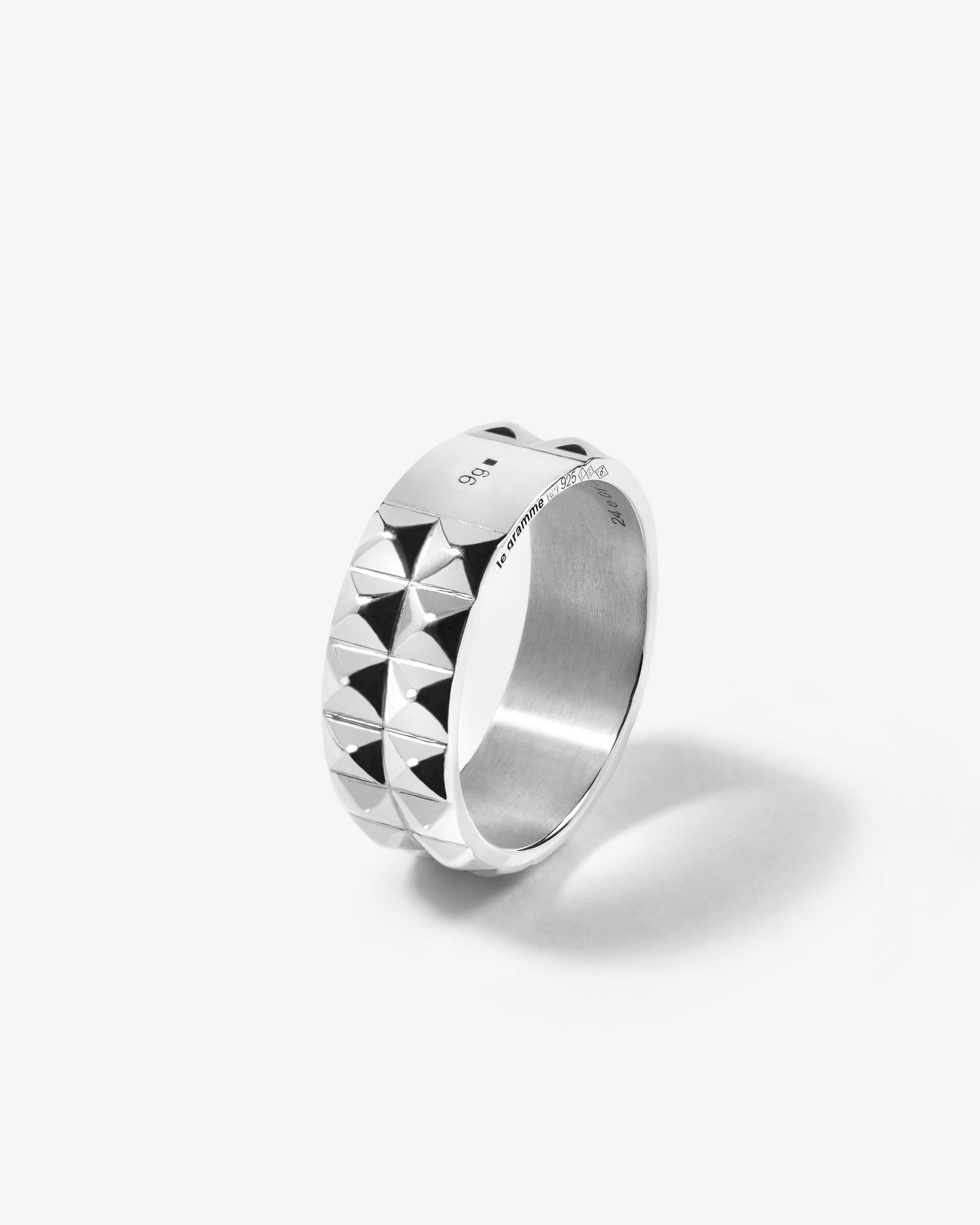 Le gramme 9g buff top pyramid guilloche ribbon ring