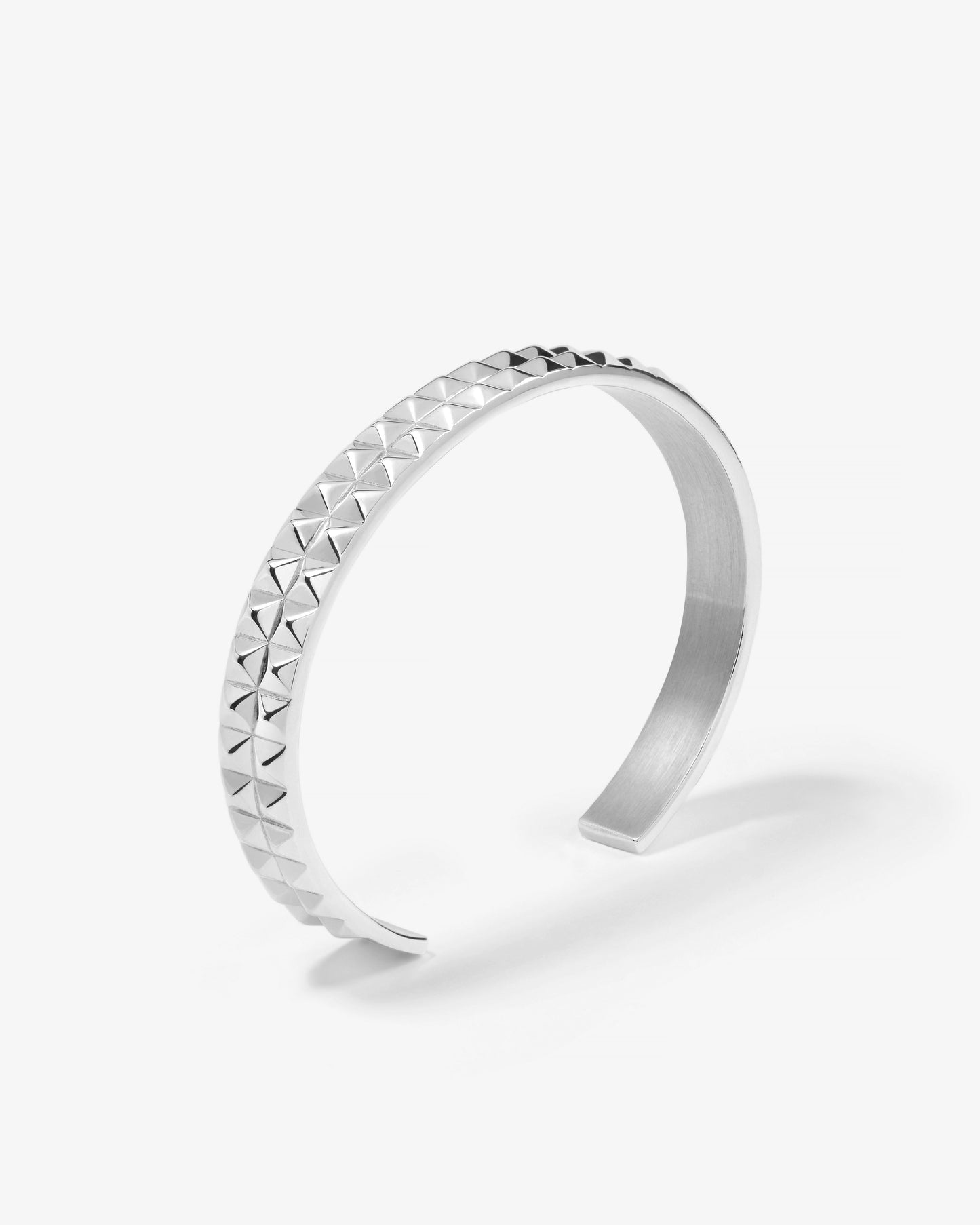 Le gramme 30g buff top pyramid guilloche ribbon bracelet